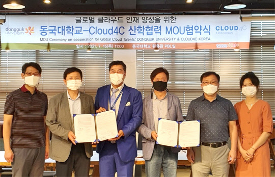 사진= (좌측부터) 오제민 공과대학 부학장, 홍성조 공과대학장, 서피터 클라우드포씨 지사장, 김양우 정보통신공학과 교수, 심재성 부교수, 남솔아 클라우드포씨 과장